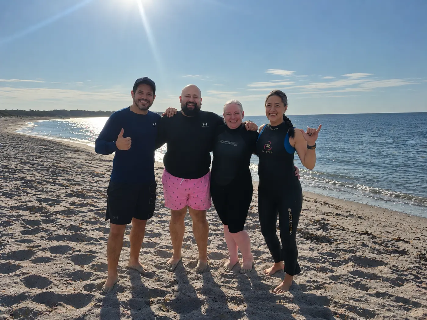 En gruppe vandglade voksne på stranden